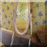 DM04. Painted standing mirror. 
